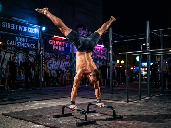 Atleta fazendo planche paralela ao solo